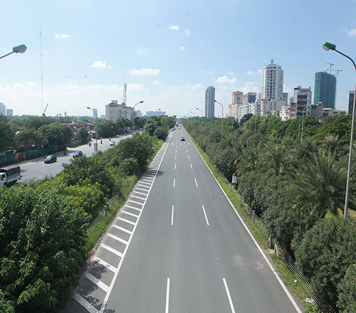 Đại lộ Thăng Long được khánh thành dịp kỷ niệm Đại lễ 1000 năm Thăng Long - Hà Nội&nbsp;&nbsp;và hiện tại. Các tiểu cảnh trên giải phân cách có thay đổi so với thời điểm khánh thành.&nbsp;