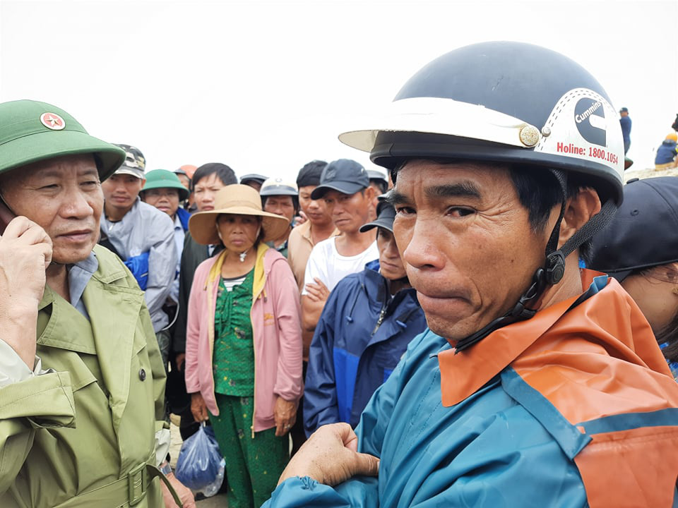 Ông Võ Văn Thụ (phải), người dân trú thị trấn Cửa Việt, huyện Gio Linh là người hỗ trợ tích cực công tác cứu hộ