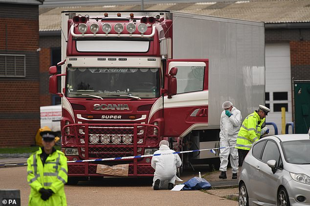 Cảnh sát và lực lượng pháp y kiểm tra chiếc xe container tại khu công nghiệp Waterglade, ở &nbsp;thị trấn Grays, hạt Essex, đông nam nước Anh hôm 23/10/2019. Ảnh: PA