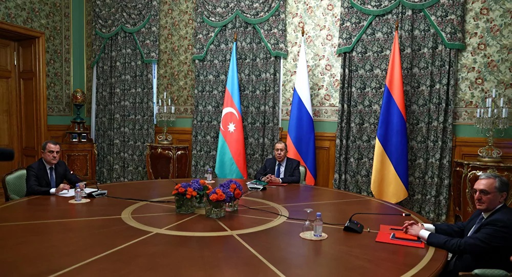 Cuộc đàm phán 3 bên giữa các Ngoại trưởng Nga, Armenia và Azerbaijan tại thủ đô Moscow hôm 9/10. Ảnh: Sputnik