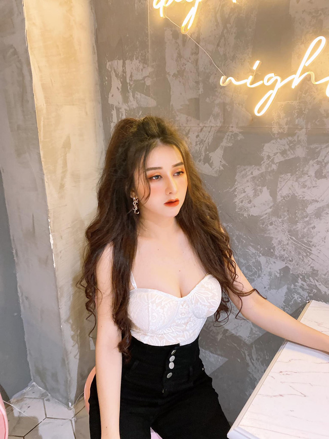 Khác với nhiều “hot girl Bạn muốn hẹn hò”, Hoa không hề được “săn lùng” sau khi lên sóng. Cô không được nhiều người kết bạn, nhắn tin làm quen, cũng không có ai chủ động tìm đến cô để tìm hiểu, hẹn hò.
