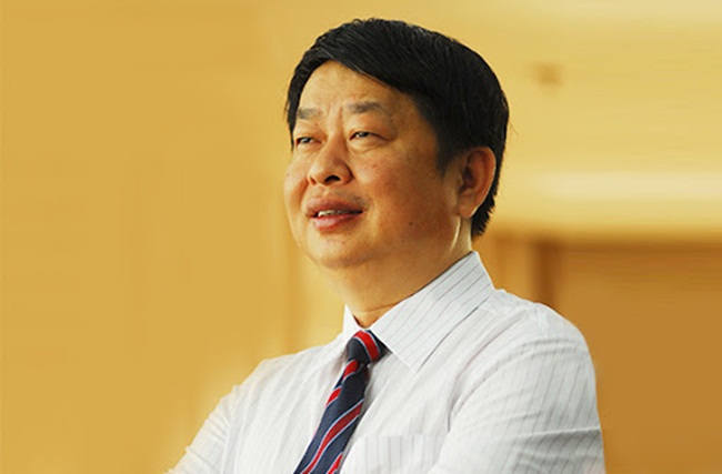 Ông là một trong 3 ông chủ ngành khoáng sản nổi tiếng của Trung Quốc cùng với Wang Wenyin đại gia ngành đồng và Zhang Shiping đại gia ngành nhôm.
