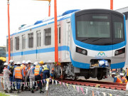 Tin tức trong ngày - Toàn cảnh lắp ráp tàu metro số 1 nặng 37 tấn vào đường ray