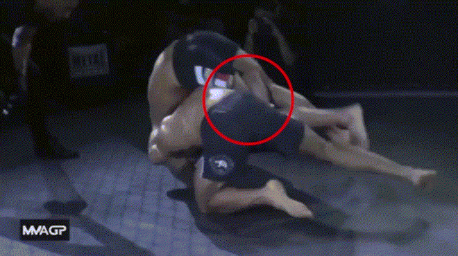 Đòn đánh dị nhất MMA, “chỉ sờ vào chân” đối thủ đau đớn xin thua - 1