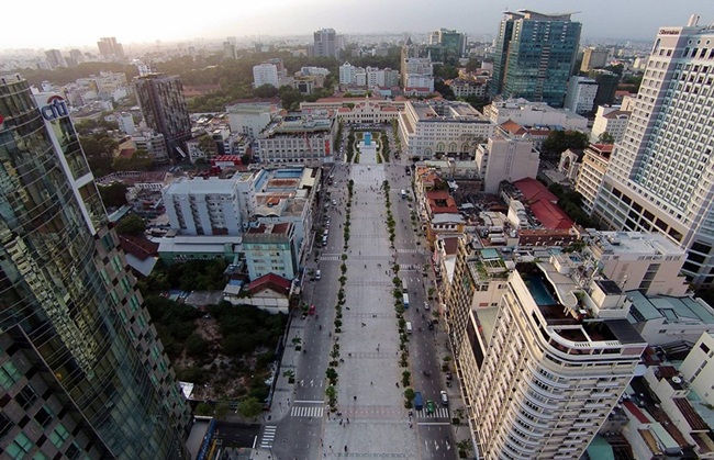 Trên một số trang rao bán nhà đất, có người rao một căn nhà mặt tiền đường Nguyễn Huệ, phường Bến Nghé, quận 1 giá 138 tỷ. Căn nhà có diện tích 100m2, như vậy giá mỗi m2 khoảng 1,38 tỷ đồng.
