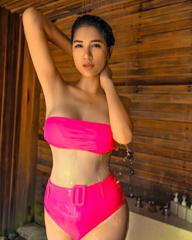 Bà chủ bún đậu mắm tôm hào hứng khoe loạt ảnh bikini nóng bỏng được photoshop đâu ra đấy dù sở hữu chiếc bụng mỡ.
