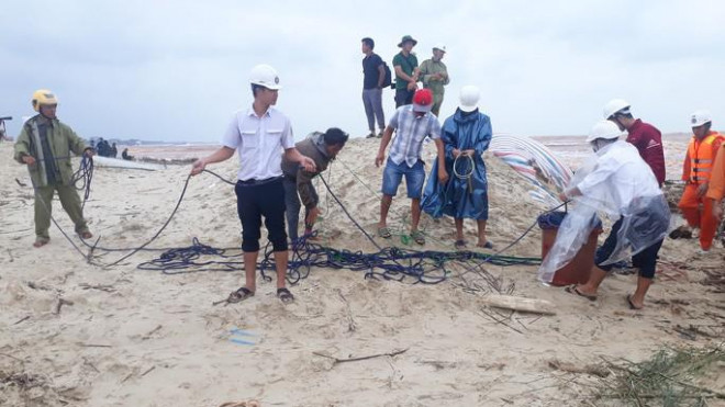 Dùng trực thăng cứu hộ thành công 8 người kiệt sức, đeo bám trên tàu Vietship 01 mắc cạn ngoài biển - 5