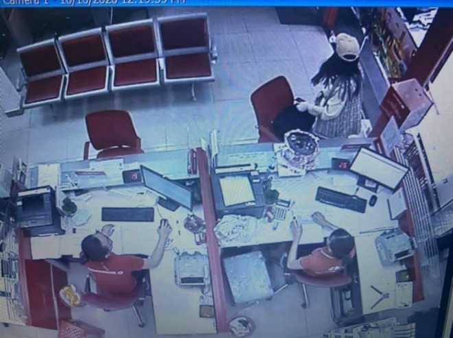 Hình ảnh Phùng Thị Thắng tại chi nhánh ngân hàng Techcombank được camera ghi lại.