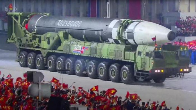 Tâm điểm của cuộc duyệt binh là tên lửa ICBM hoàn toàn mới với thích thước lớn hơn các tên lửa đạn đạo Hỏa Tinh từng được công bố.