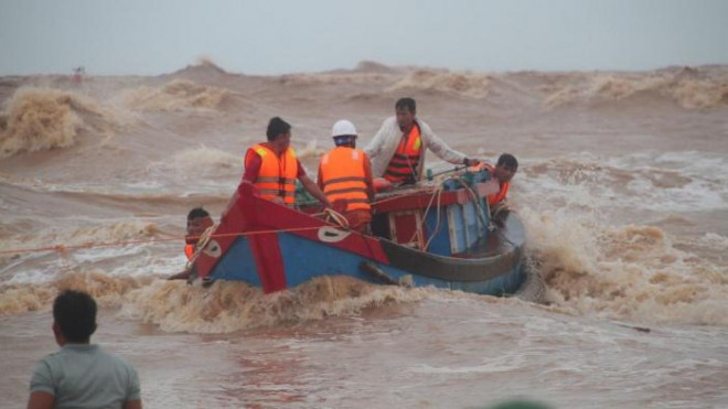 Người nhái Nguyễn Hoài Minh (áo đỏ, đầu mũi tàu cá) cùng các ngư dân chuẩn bị những công tác cơ bản trước khi ra biển tiếp cận tàu Vietship 01