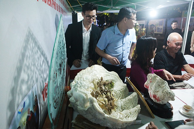 Củ sâm Ngọc Linh gần 100 tuổi được đặt trong một vỏ sò nghìn năm tại Hội chợ ẩm thực đang diễn ra trên phố Trịnh Công Sơn (quận Tây Hồ, Hà Nội)