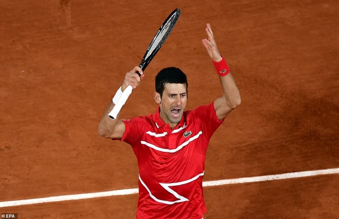 Djokovic không còn thể hiện hình ảnh ngạo nghễ như thường thấy trước sức mạnh áp đảo của Nadal