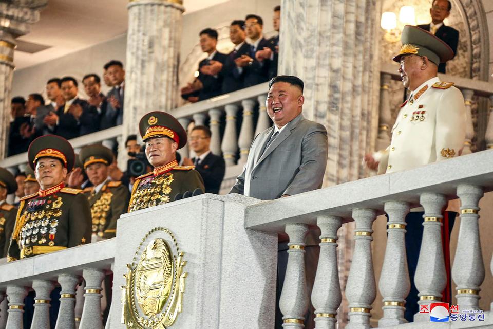 Ông Kim Jong Un trong lễ duyệt binh (ảnh: KCNA)