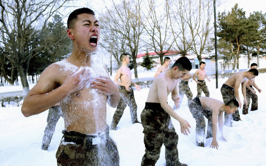 Quân đội Trung Quốc huấn luyện trong tuyết (ảnh: China Daily)