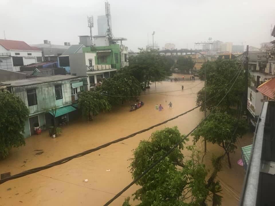 Thừa Thiên - Huế: 10 người thương vong, hàng chục nghìn ngôi nhà chìm trong biển nước - 13