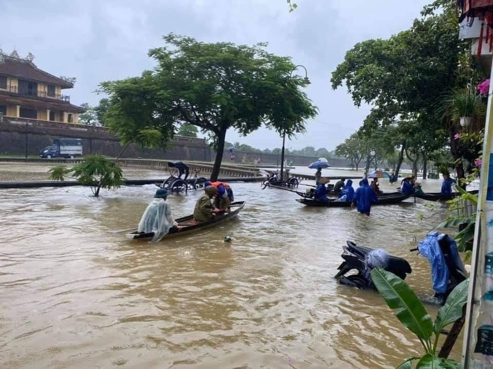 Khu vực Đại Nội - TP.Huế ngập sâu, nhiều người dân phải dùng thuyền để di chuyển.