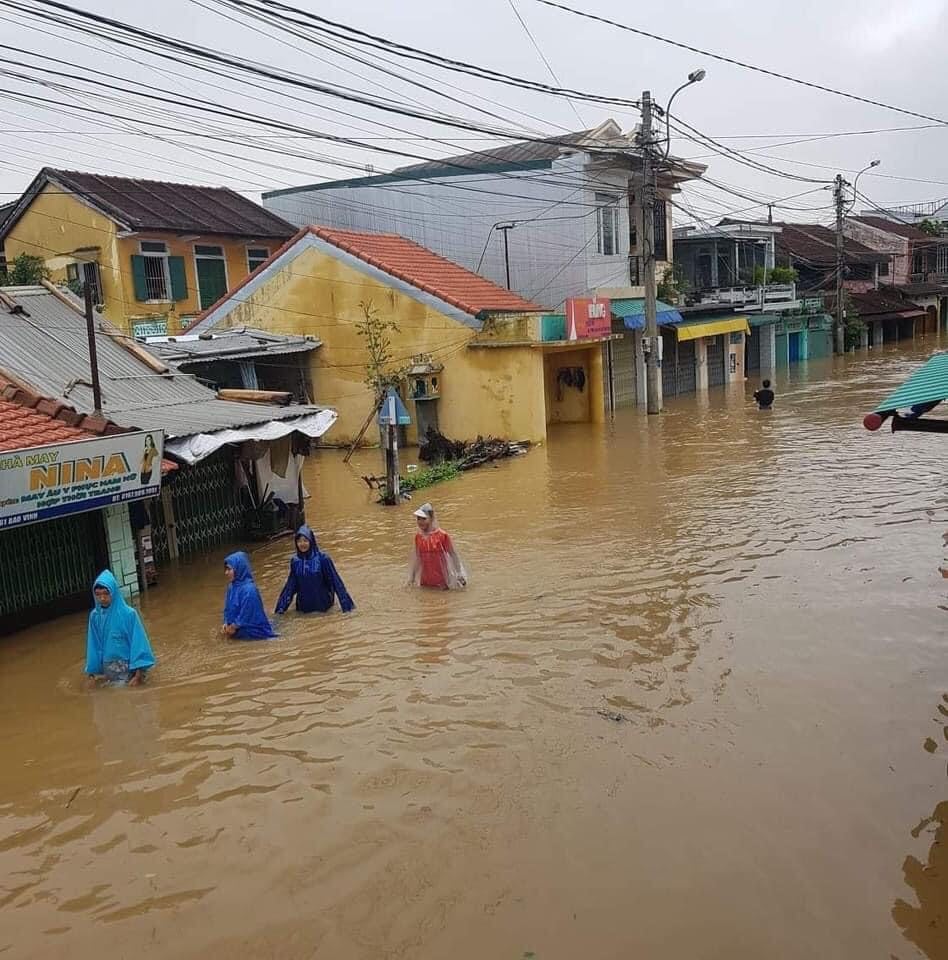 Mưa lớn kéo dài, đường bị ngập lụt khiến cuộc sống của người dân bị đảo lộn.