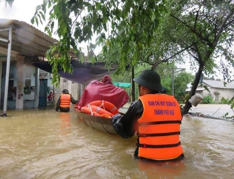 Chính quyền địa phương các cấp, lực lượng chức năng đã sơ tán 6.709 hộ, với hơn 19.500 nhân khẩu từ các vùng xung yếu, thấp trũng ven sông, ven suối đến nơi trú ẩn an toàn. Ảnh: Lê Công Bằng.