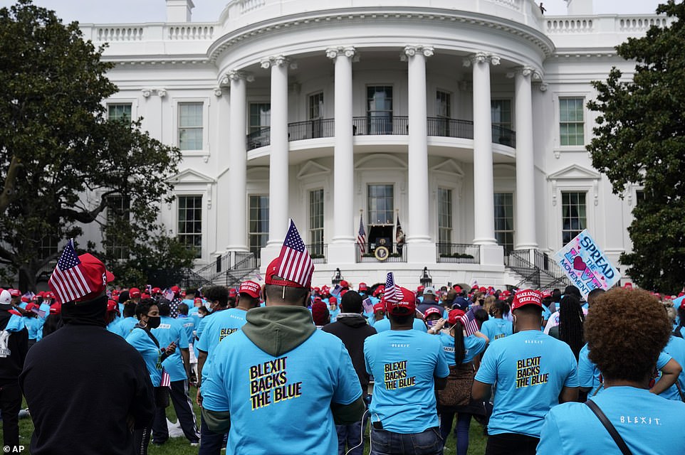 Đám đông người ủng hộ lắng nghe ông Trump phát biểu.