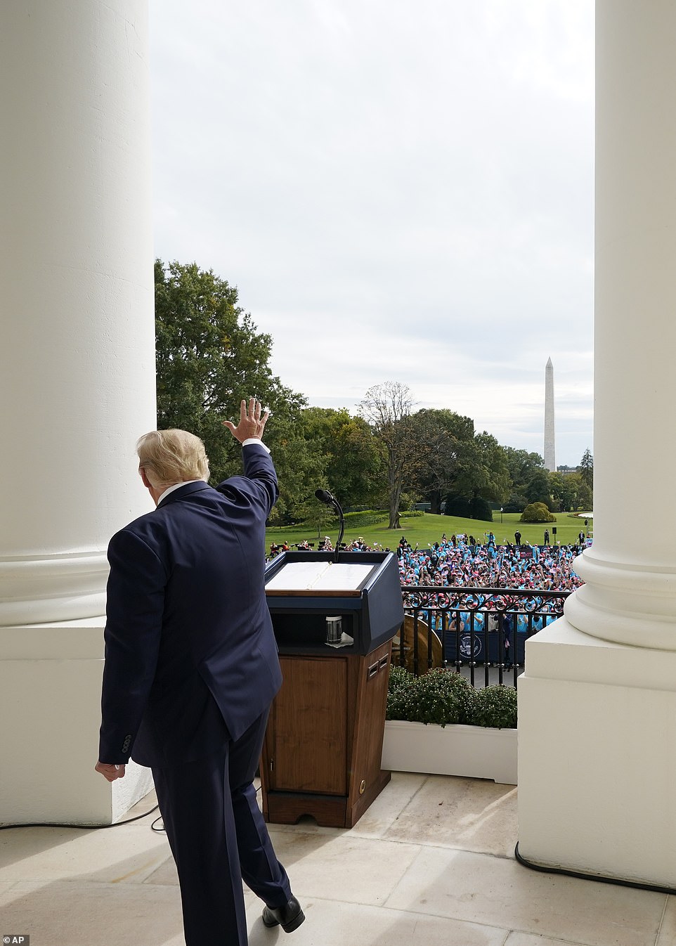 Ông Trump vẫy tay tạm biệt người ủng hộ sau bài phát biểu.