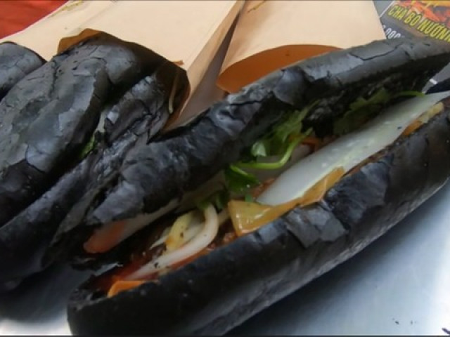 Tiệm bánh mỳ Việt Nam được đăng lên nhiều báo nước ngoài vì những chiếc bánh đen như than