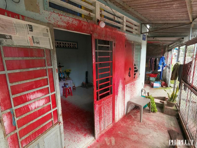 Toàn bộ phía trước căn nhà của bà Hương và em trai (hiện đã mất) phủ kín sơn đỏ do những người lạ mặt tạt trong thời gian dài. Ảnh NT