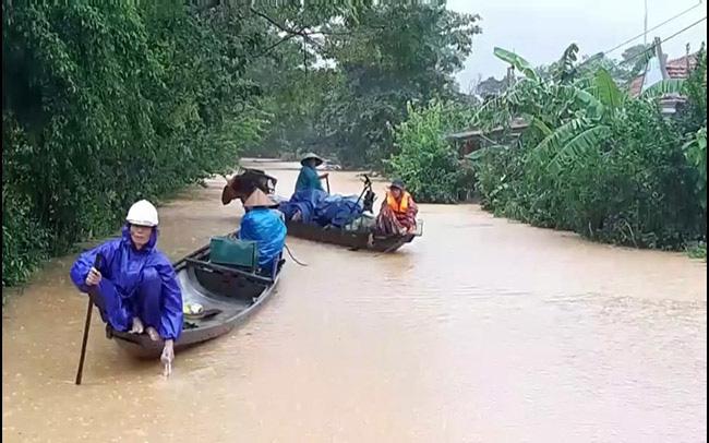 Do ảnh hưởng cơn bão số 5, 6, khu vực các tỉnh miền Trung có mưa to và rất to gây ngập lụt nhiều khu.