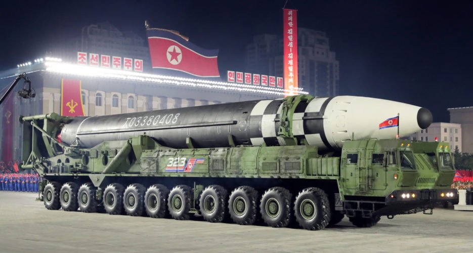 Tên lửa đạn đạo xuyên lục địa mới của Triều Tiên trong cuộc duyệt binh hôm 10/10. Ảnh: Rodong Sinmun