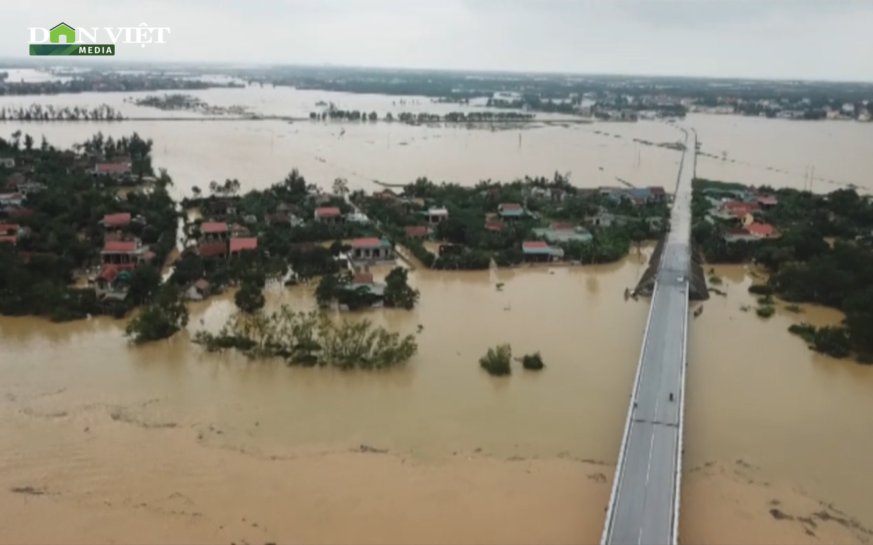 Quảng Bình: mưa lũ đã khiến 12.616 nhà bị ngập lụt, gây thiệt hại nặng.