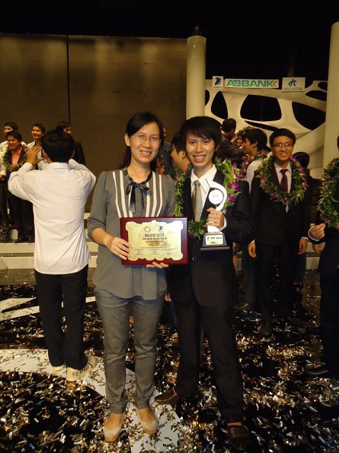 Anh Khánh chụp ảnh kỷ niệm khi&nbsp;đạt giải Nhì tại cuộc thi Nhân Tài Đất Việt năm 2011.
