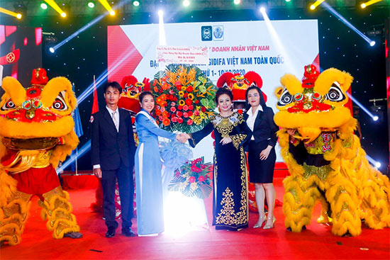 Chủ tịch hiệp hội Gidifa, chủ tịch tập đoàn tài chính Doha cùng bà Kathy