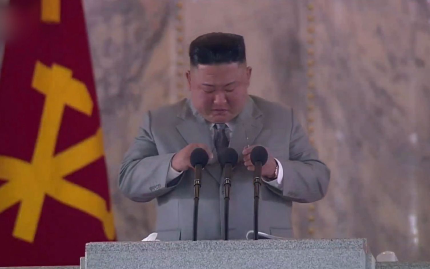 Ông Kim Jong Un khóc trong khi phát biểu tại lễ duyệt binh kỷ niệm 75 năm thành lập đảng Lao động Triều Tiên (ảnh: KCNA)