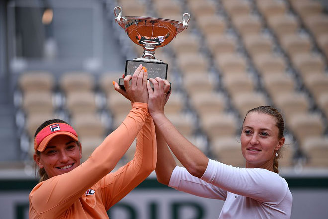 Mladenovic (phải) và Babos bảo vệ thành công chức vô địch đôi nữ Roland Garros