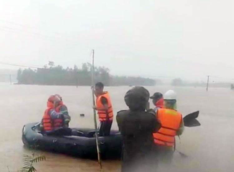 Lực lượng chức năng tìm thấy thi thể sản phụ bị lũ cuốn trôi.