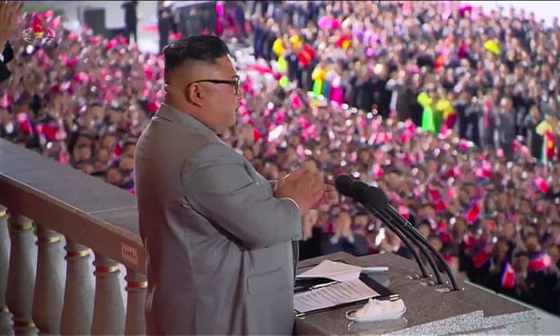 Nhà lãnh đạo Triều Tiên Kim Jong Un phát biểu trước cuộc duyệt binh vào nửa đêm.