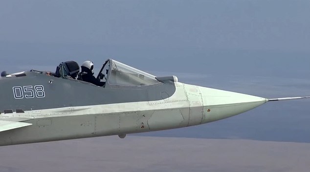 Phi công Nga điều khiển tiêm kích Su-57 mà không hề có lớp kính bên ngoài bảo vệ.