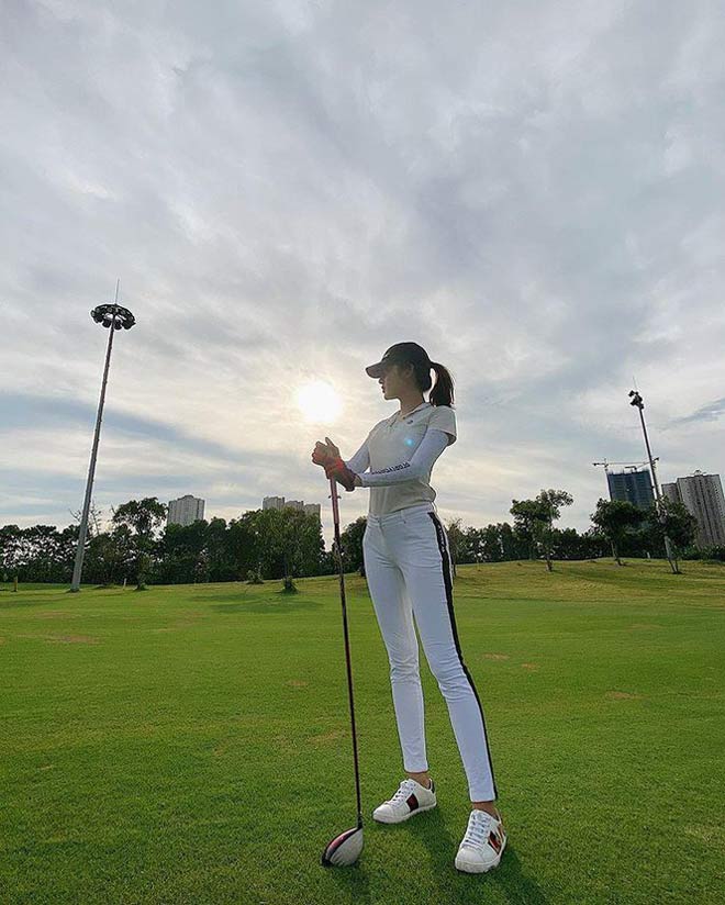 Huyền My tập golf được nửa năm. Người đẹp sinh năm 1995 cho biết, bên cạnh có được sức khoẻ, tập golf giúp cô có vóc dáng thon gọn, rèn luyện tính kiên trì, làm quen với được nhiều người cùng đam mê.&nbsp;