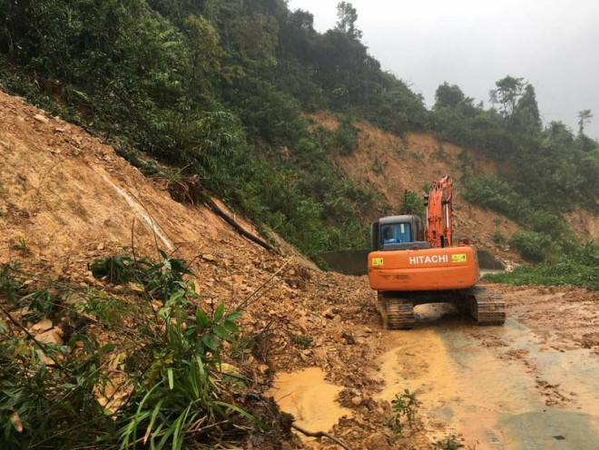 Lực lượng chức năng đang dọn dẹp vật cản ở trên đường. Ảnh: CTV