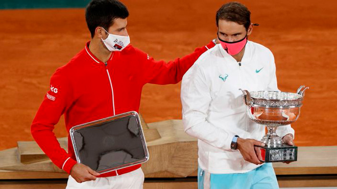 Djokovic (trái) tin rằng anh sẽ không bao giờ được khán giả yêu thích như Nadal, Federer