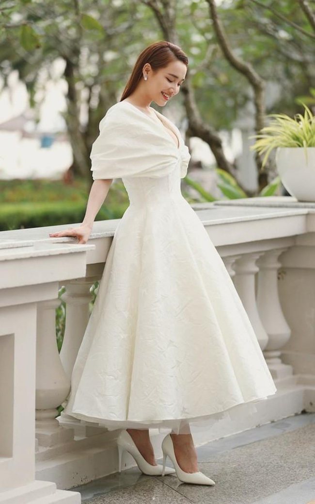 Nhã Phương xuất hiện hoành tráng với chiếc váy vai bẹt, bồng xoè lớn như nàng công chúa tại đám cưới Đông Nhi. 
