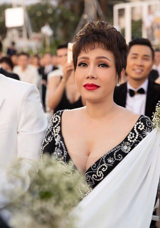 Nghệ sĩ Việt Hương bị cộng đồng mạng lên án vì chọn váy quá gợi cảm trong đám cưới đồng nghiệp. 
