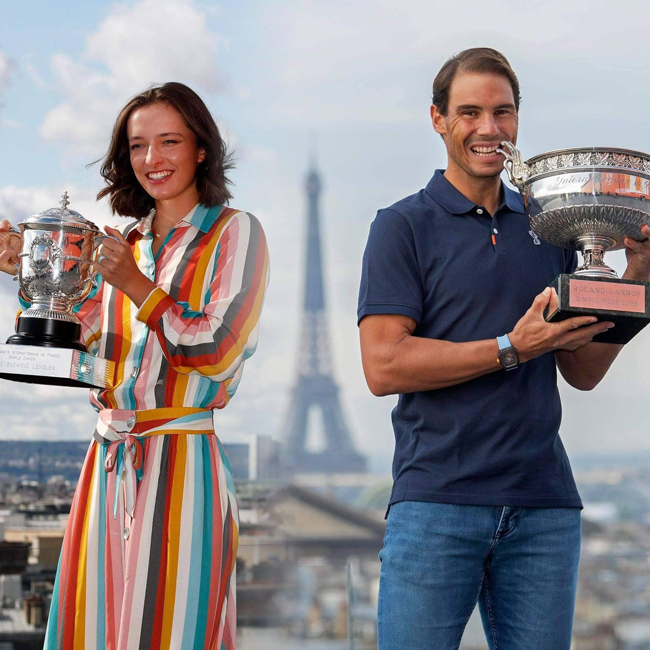 Iga Swiatek thừa nhận cô rất hâm mộ Rafael Nadal, thật tuyệt vời khi cô được đứng cạnh thần tượng để nâng cúp Roland Garros của riêng mình.
