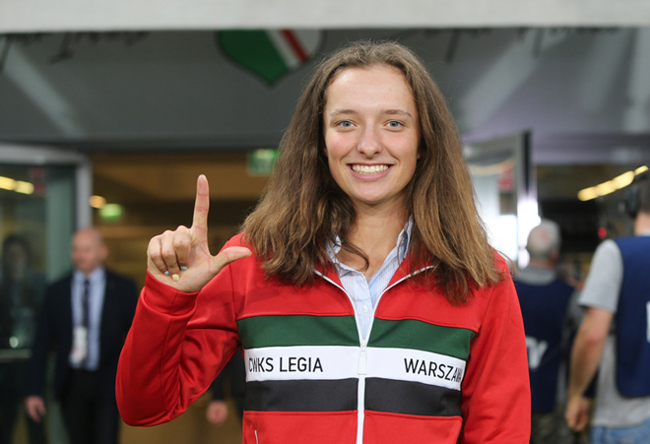 Iga Swiatek nổi lên nhờ vô địch các giải Grand Slam trẻ. Cô vô địch đánh đôi Roland Garros 2018, vô địch đánh đơn Wimbledon 2018, giành HCV đôi nữ ở Olympic tại Buenos Aires. Tất cả đều ở cấp độ trẻ.
