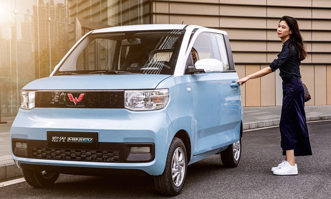 Mẫu ô tô này có tên Hongguang Mini EV, là sản phẩm của liên doanh SAIC-GM-Wuling. Hiện, dòng xe này đã được bán ở Trung Quốc.
