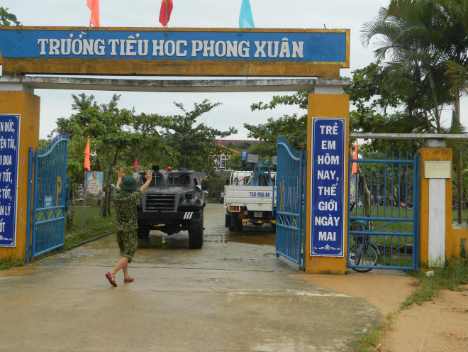 Xe quân sự di chuyển đến trường Tiểu học Phong Xuân