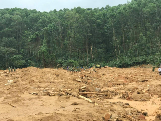 Hàng trăm chiến sĩ tỏa ra nhằm tìm kiếm những tia hy vọng mong manh