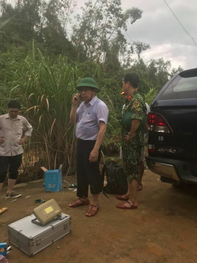 Ông Phan Ngọc Thọ, Chủ tịch UBND tỉnh Thừa Thiên Huế cũng đã có mặt ở hiện trường, trực tiếp chỉ đạo công tác tìm kiếm, cứu nạn