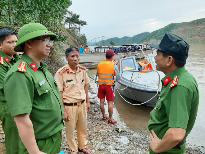 Thượng tá Nguyễn Thanh Tuấn, Giám đốc Công an tỉnh Thừa Thiên - Huế (bìa trái), chỉ đạo lực lượng cứu hộ