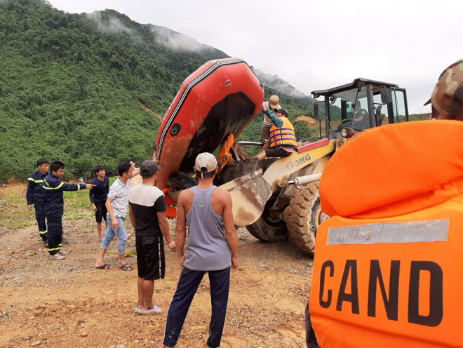 Sau khi đến thủy điện Rào Trăng 4, xuồng máy được vận chuyển qua đập để di chuyển thêm chừng 8 km để đến với thủy điện Rào Trăng 3 ở thượng nguồn Rào Trăng