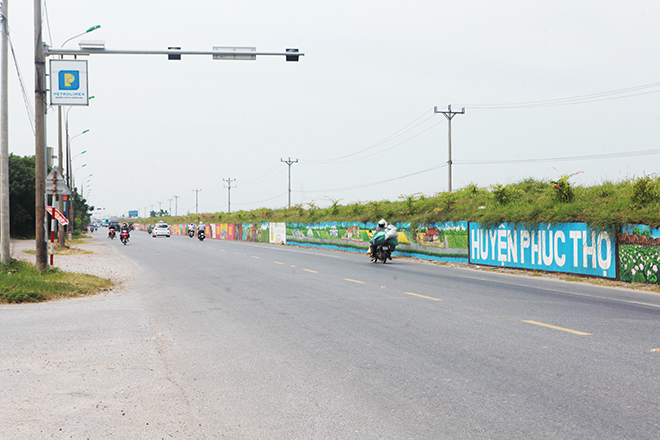 Bắt đầu từ cầu Phùng, bức tường của đoạn đường đê gần 2,5 km thuộc xã Tam Thuấn và Tam Hiệp, huyện Phúc Thọ, được trang trí bằng những bức họa mang nét đặc trưng văn hóa, lịch sử, của làng quê Việt Nam